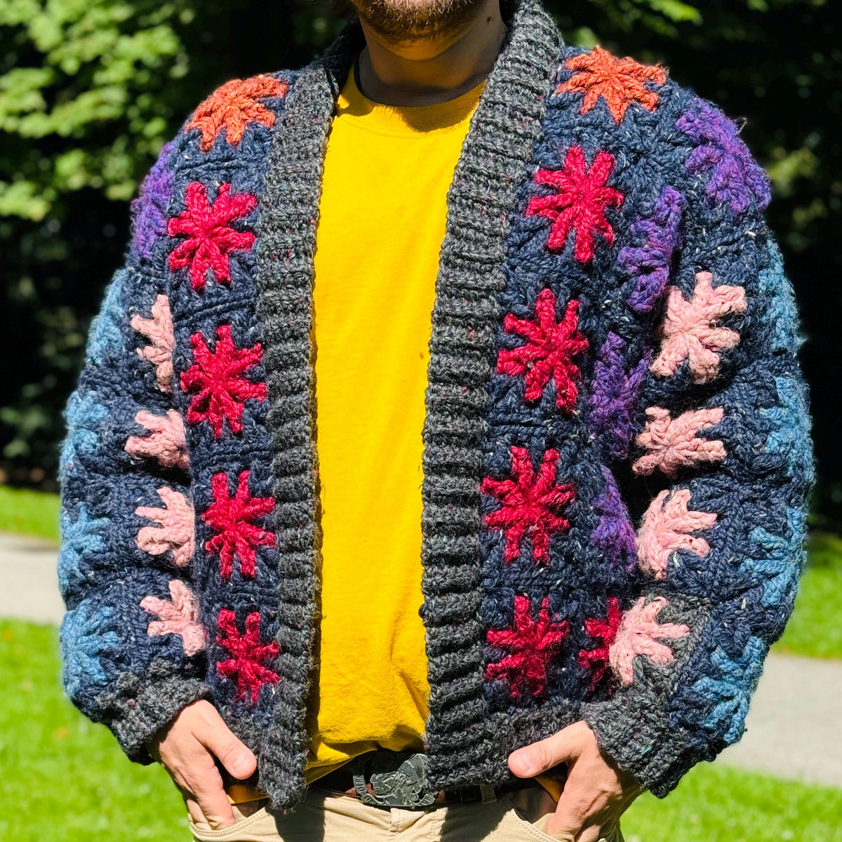 Granny Square Jacke Mosaikblüte auf Englisch
