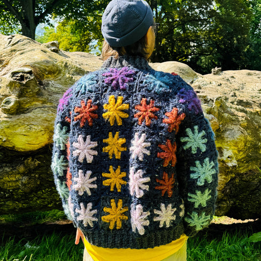 Granny Square Jacke Mosaikblüte auf Englisch