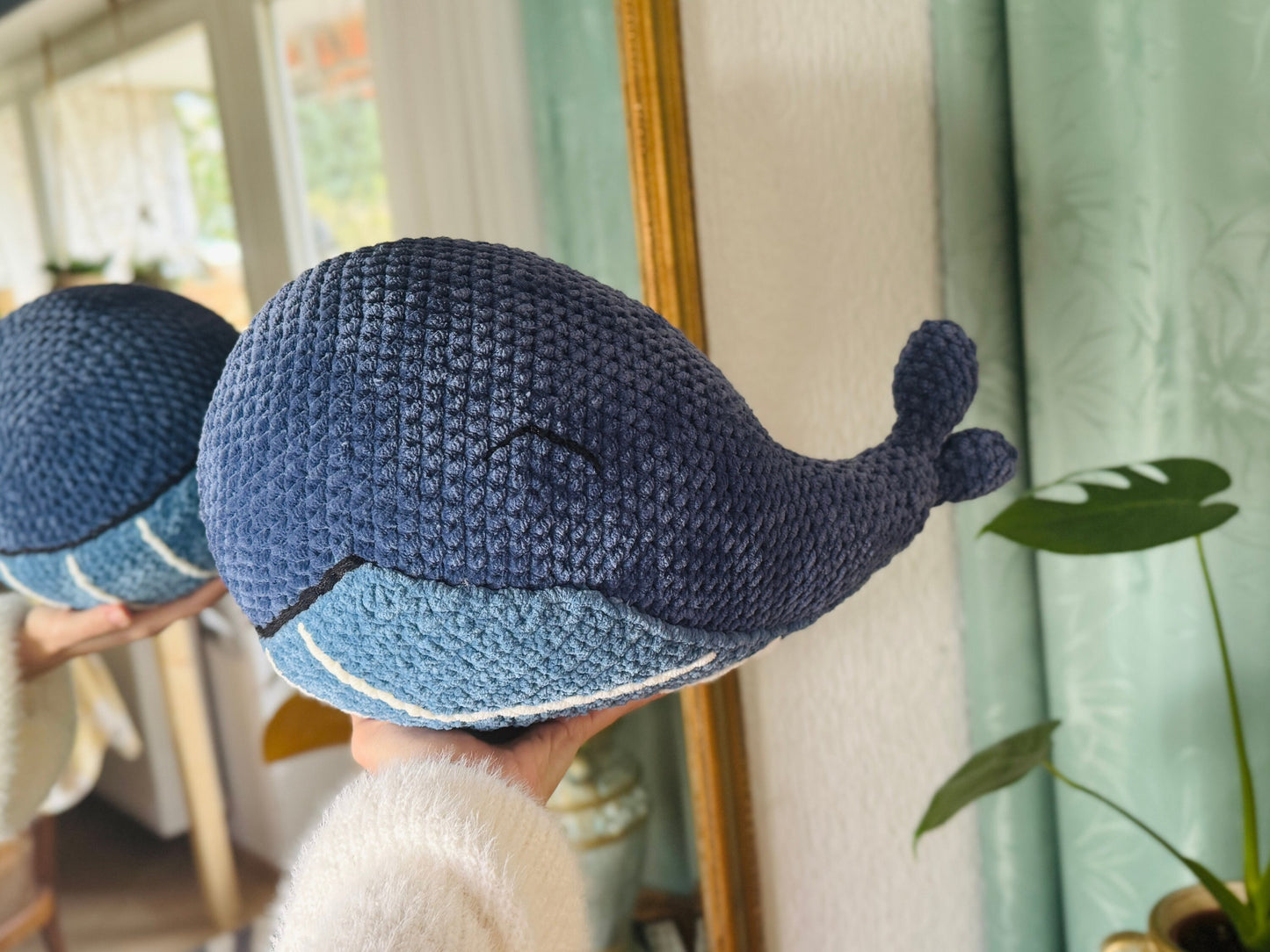 Mr. Magellan - The Whale in English, Spanish and German